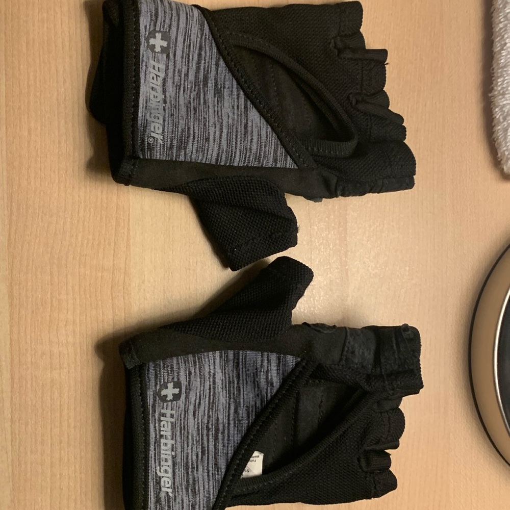 Women’s Harbinger fingerless weight training gloves. Size: M